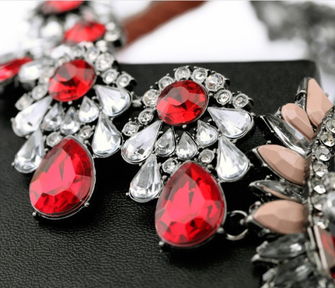 奢华与风情的交融 Shourouk波西米亚红宝石项链批发指南